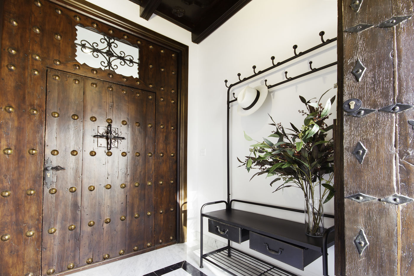 Entrada principal desde la calle a la casa