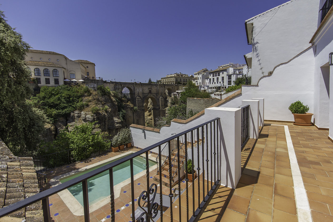 Terraza de primera planta con escaleras a zona de piscina