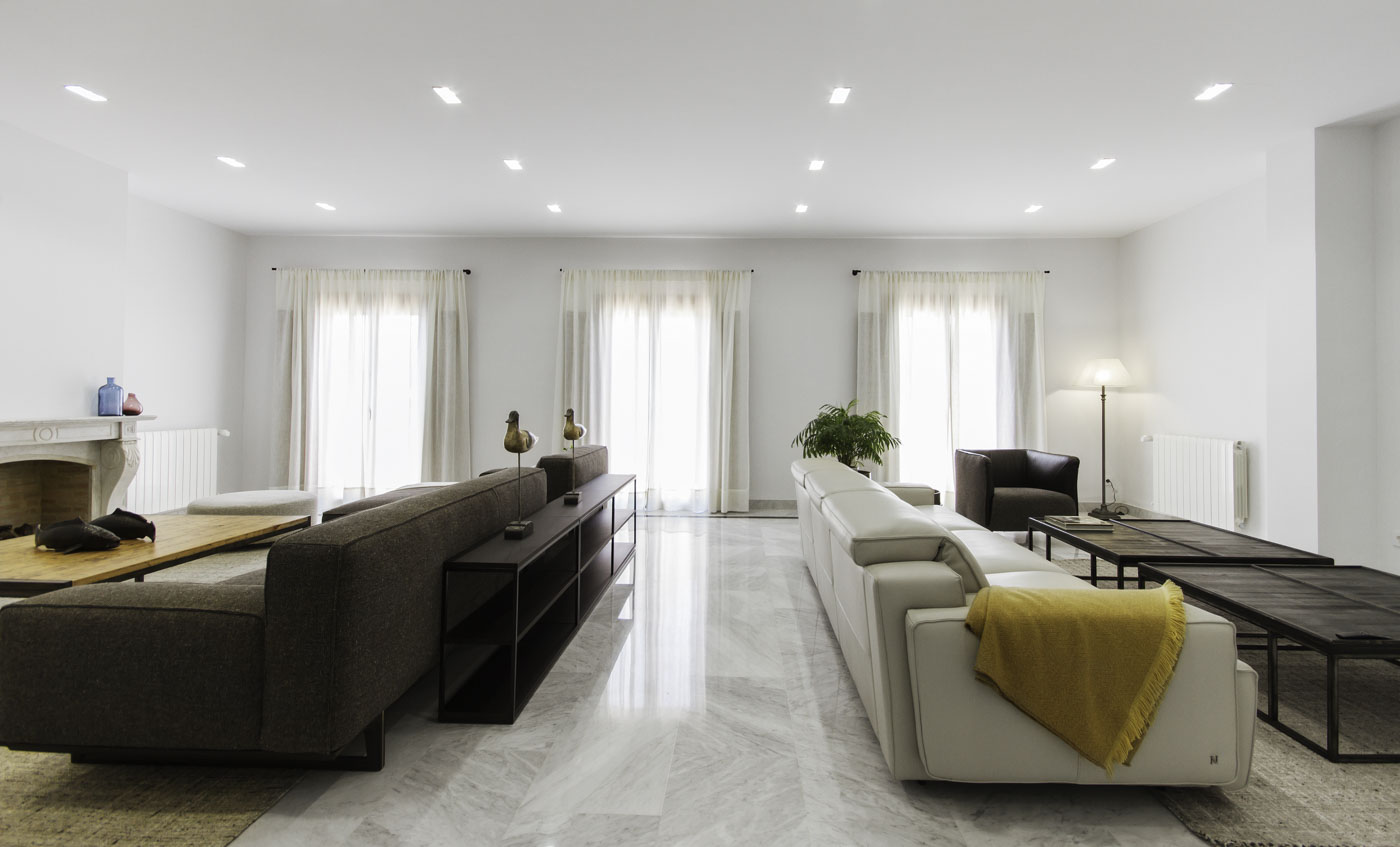 El salón tiene salida a terraza