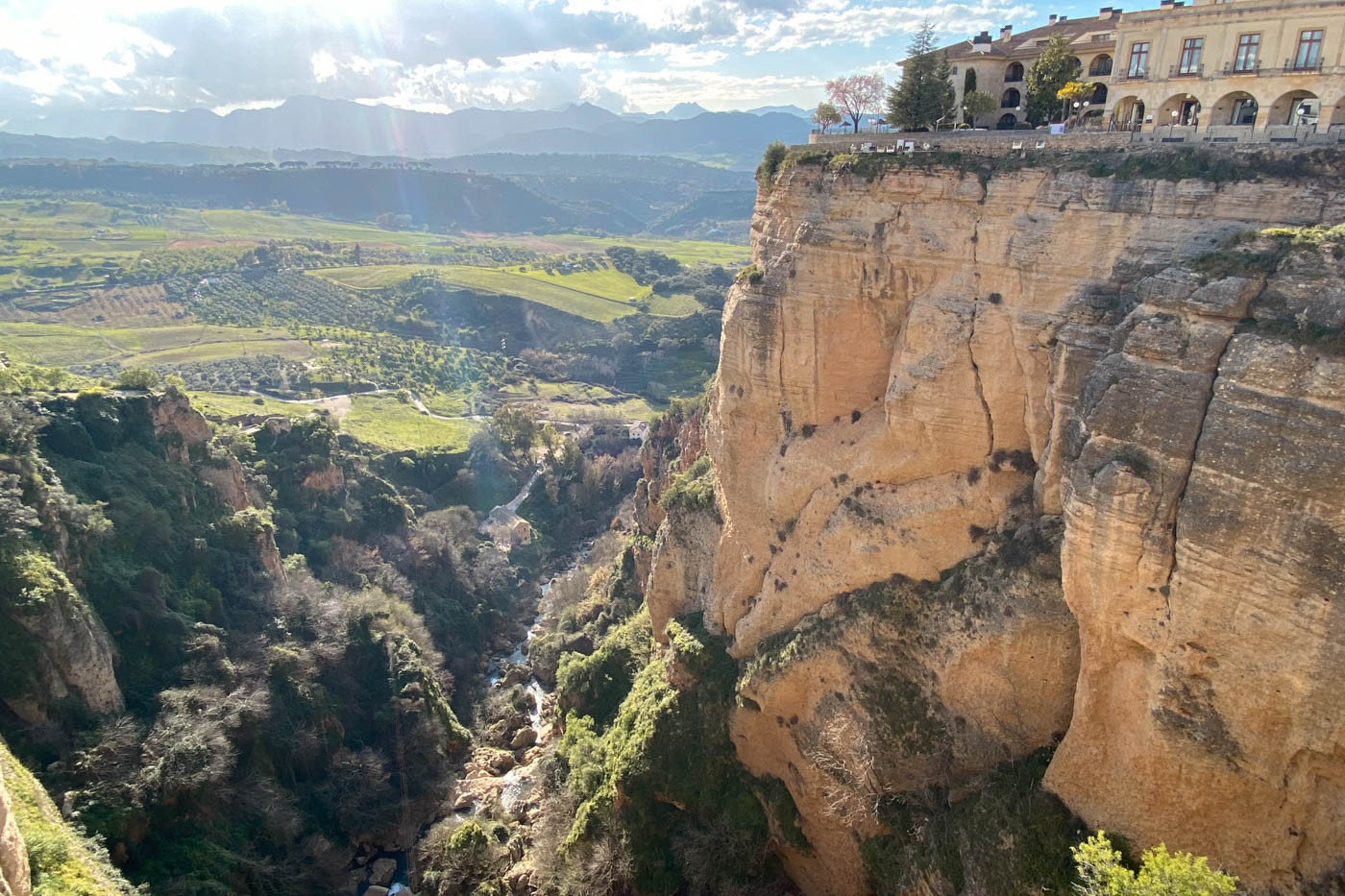 Las vistas hacia el sur desde el puente también son memorables