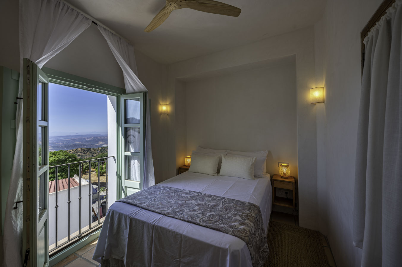 First floor with two bedrooms (king size bed)