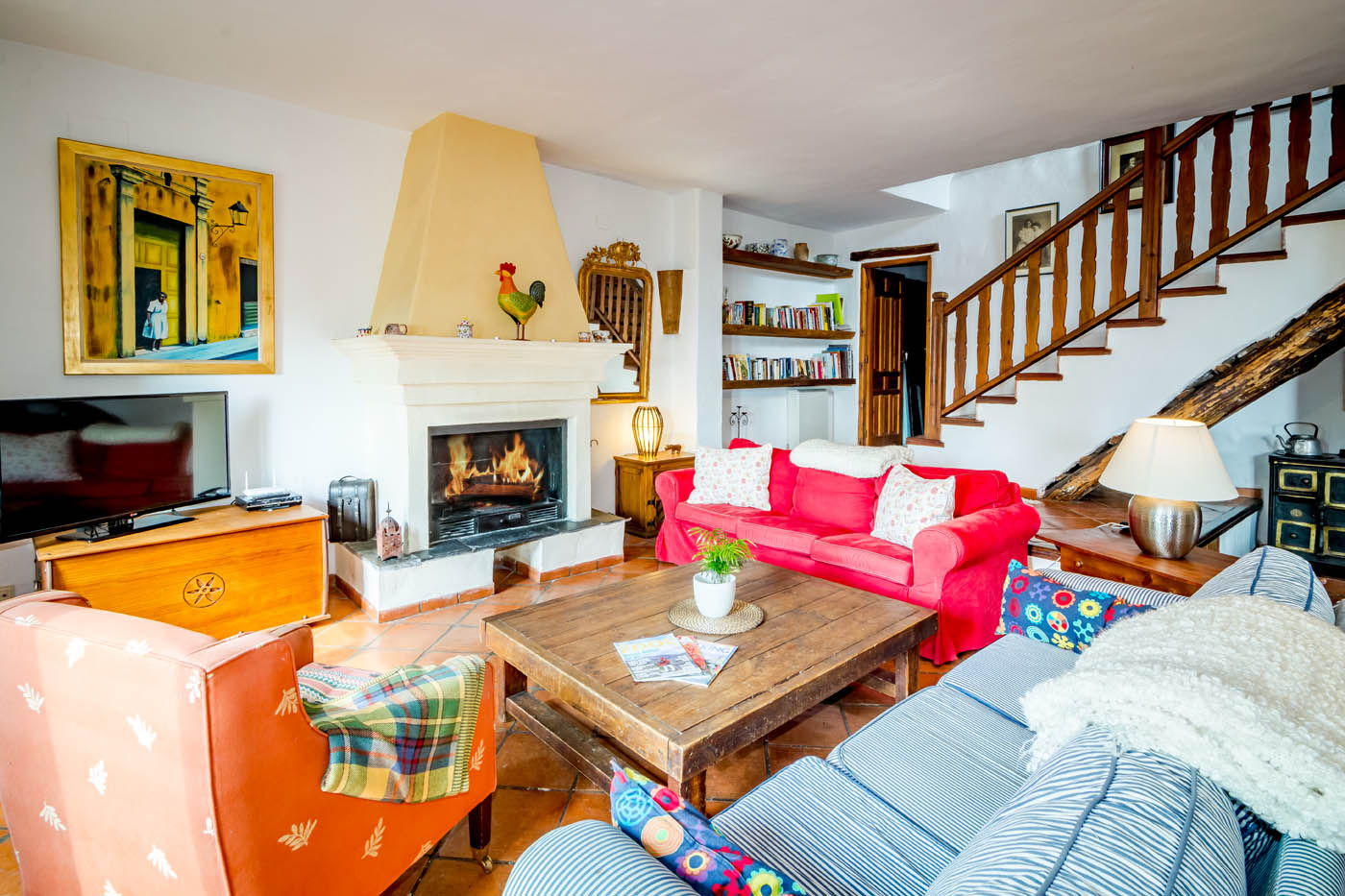 Amplia sala de estar (ahora con estufa en vez de chimenea abierta)