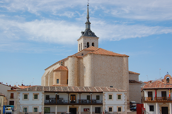 Colemenar de Oreja square and church are 5 mins walk 