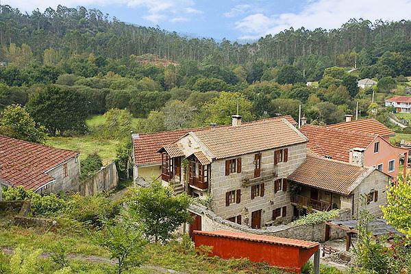 La aldea esta rodeada por bosques 