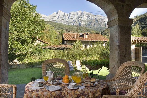  Breakfast view of the mountains