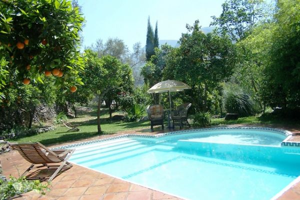 Piscina con escaleras romanas