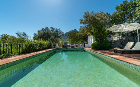 Amplia piscina de 10 metros de largo