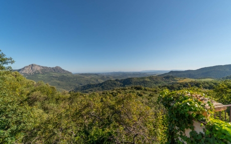 El mar Mediterráneo es visible en la distancia 