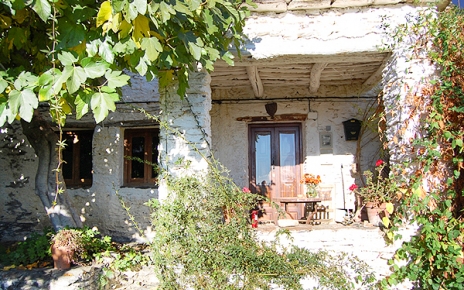 La casa vista desde la terraza inferior