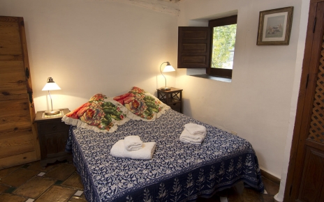 Habitación con cama de matrimonio