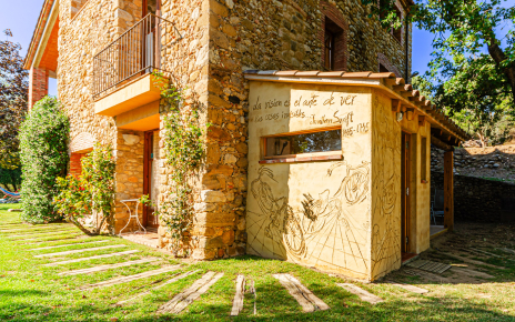 Baño en el exterior junto a porche