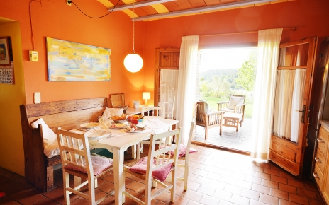 La cocina cuenta con comedor interior y exterior