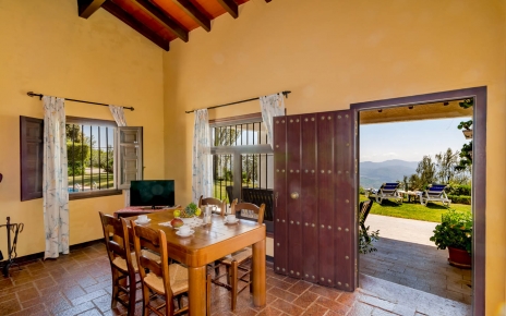 Main entrance to open plan living / dining / kitchen