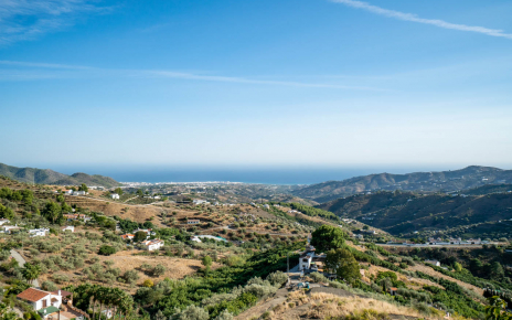 Stunning scenery with the Mediterranean seaviews