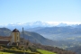 Iglesia del pueblo y Picos de Europa