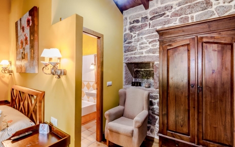 Wardrobe and bathroom entrance