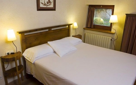 Habitación con cama doble