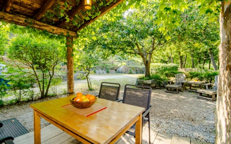 Porch right next to kitchen and barbecue area