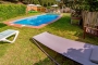 La piscina se encuentra muy poca distancia de la casa
