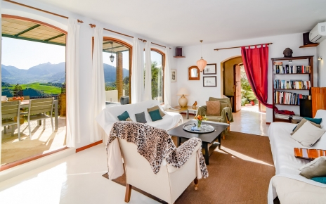 El salón tiene mucha luz natural gracias a las grandes ventanas