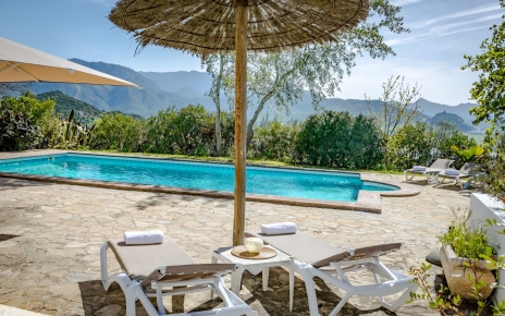 Sombra junto a la zona de la piscina