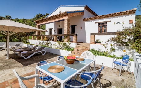 Esta casa vacacional se encuentra en una ladera con privacidad total 