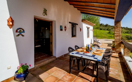 El porche se encuentra cerca de la cocina 