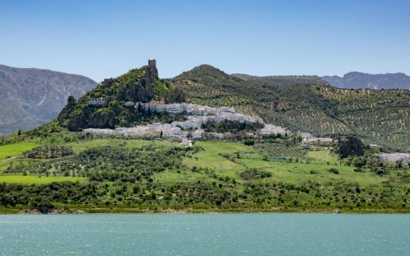 Pueblo de Zahara en la distancia