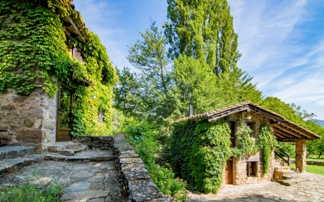 Main house (left) and one bedded casita (right)