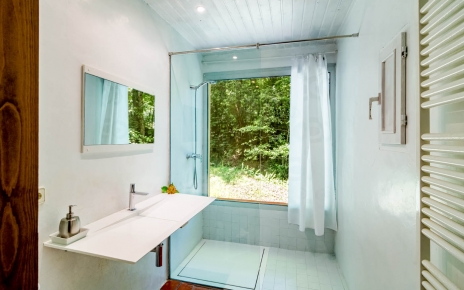 Lower floor bedroom has ensuite facilities