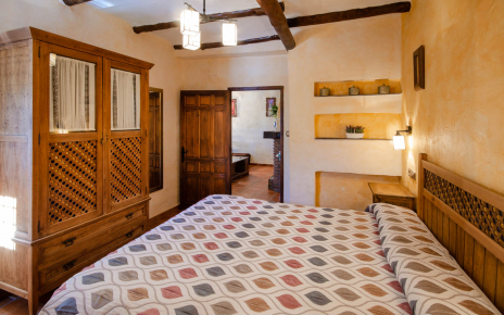 El dormitorio principal tiene baño privado