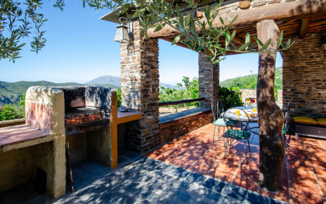 Zona de barbacoa con porche amueblado, de fácil acceso