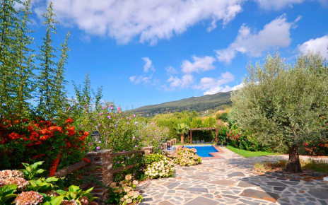 Una suave rampa hacia la zona de la piscina