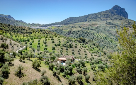 Vistas de la casa y la montaña Tajo como telón de fondo