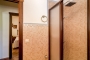 El baño principal tiene ducha  