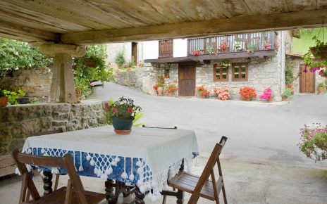 Terraza exterior debajo de la casa de almacenamiento de granos