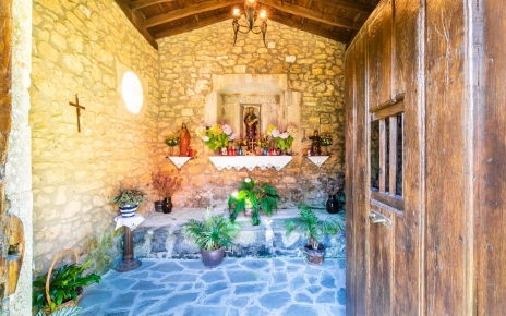 Dentro de la capilla que pertenece a la granja