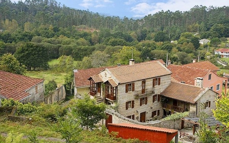 La aldea esta rodeada por bosques 