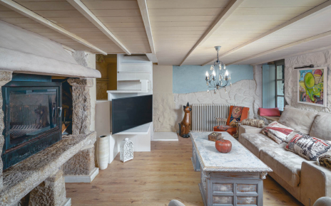 Salón con escaleras a cocina y comedor