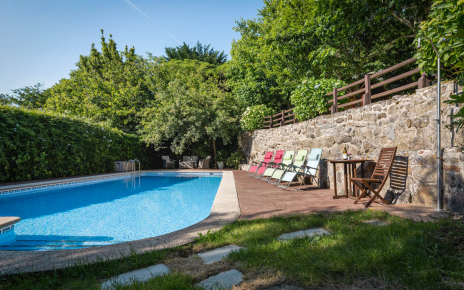 Piscina privada, vallada, filtrada con sal, de 10 metros