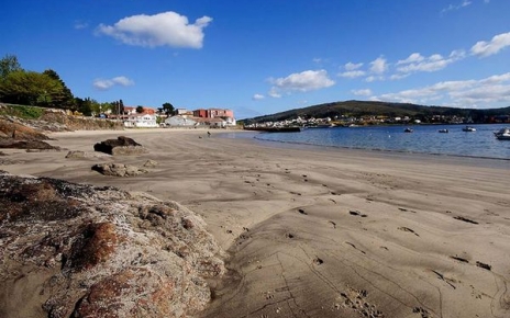 La playa local se encuentra a poca distancia