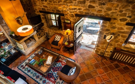 Entrada a su casa visto desde la galería del primer piso