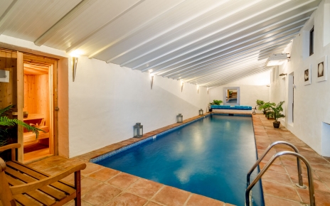 Indoor heated pool (up to 28 degrees)