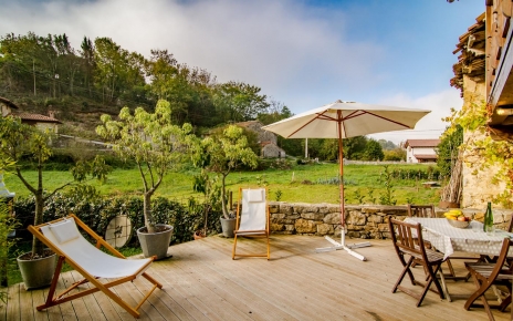 Terraza de madera junto al césped