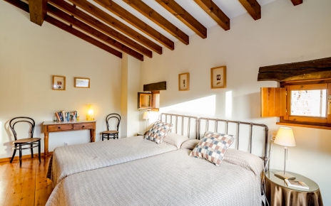 Habitación con dos camas y baño privado (ducha)