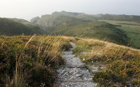 Path to an off the beaten track beach (Pimiango,Asturias)