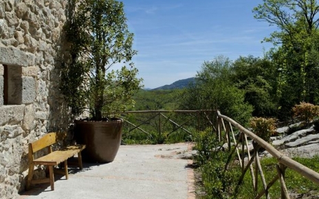 Terraza a lo largo de la propiedad