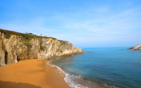 La playa de Covachos está a solo 25 minutos.