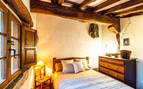 Habitación con cama de matrimonio