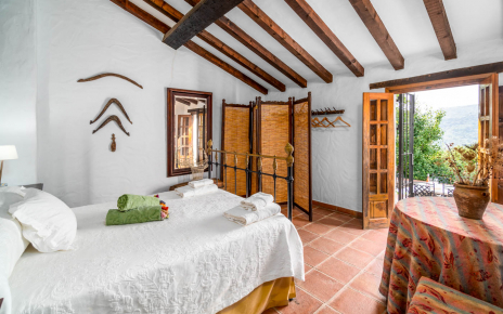 Bedroom with doors to gardens